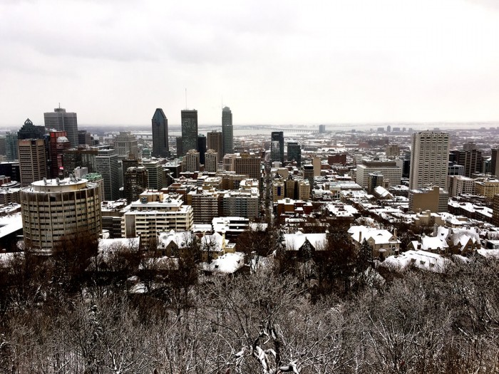 Vue sur la ville de Montréal depuis les hauteurs du parc du Mont-Royal.