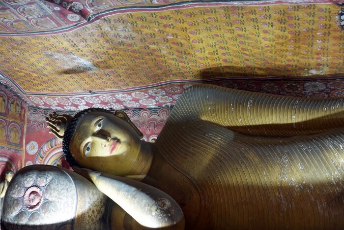 Un superbe Bouddha couché dans une grotte. Les amateurs apprécieront :-)