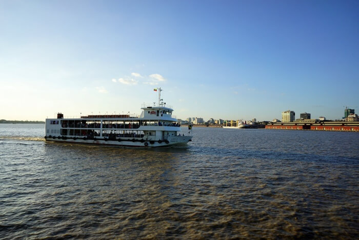15 minutes aller, 15 minutes retour : parfait pour avoir un aperçu de Rangoun par le fleuve !