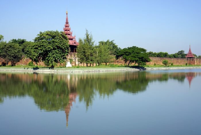 Le palais royal de Mandalay, depuis l'extérieur.