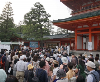 Photo de la queue pour entrer au spectacle traditionnel auquel nous avons assisté. Vous pensez que c'est le bordel ? Ce serait mal connaître le Japon !! :D En fait, les gens sont rangés en files par ordre d'arrivée, mais sans barrière pour les séparer. Et tout le monde joue le jeu, personne ne cherche à passer devant les autres ! Je sais pas vous, mais nous ça nous a fait halluciner !!!