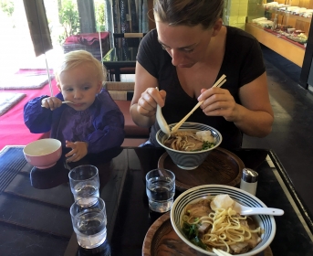 La nourriture japonaise nous régale toujours autant ! ici, un ramen au porc. Miam ! –
