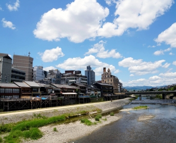 Un large fleuve traverse la ville. On peut se promener le long du fleuve ou manger dans les restaurants qui ont une terrasse qui donnent dessus. Très agréable, très beau, très aéré !