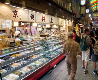 Nous avons adoré les multiples galeries couvertes de Kyoto. Utiles quand il pleut (pour le moment, nous touchons du bois, la saison des pluie n'est pas encore arrivée !) mais agréables par tous les temps !