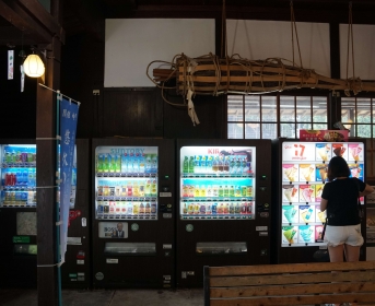 Les distributeurs automatiques. Ils sont partout au Japon.