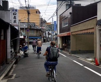 Kyoto est une ville plutôt plate. Et hormis les grands axes, il y a peu de circulation (de toute façon, ce sont les petites rues les plus jolies !). Donc, une ville idéale pour faire du vélo (en plus, on trouve facilement des sièges enfants).