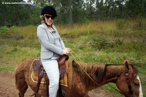 Une femme enceinte à cheval !