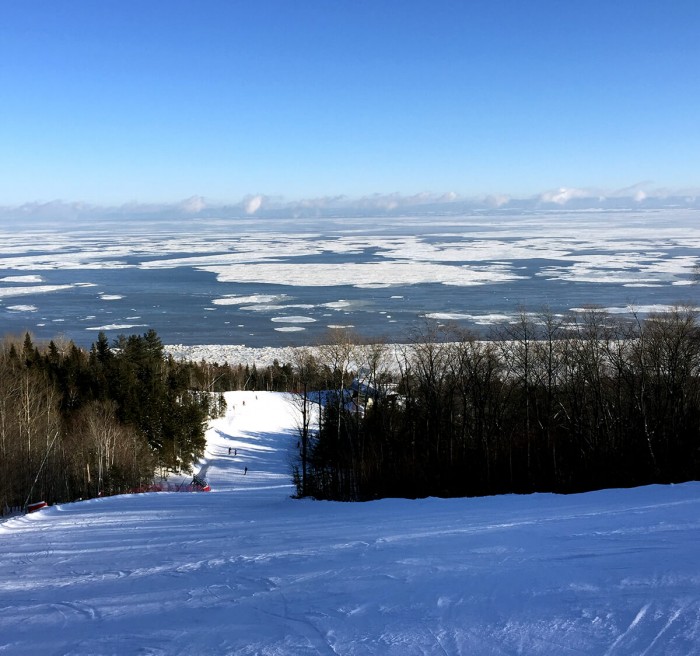 La vue sur le fleuve depuis les pistes de ski.