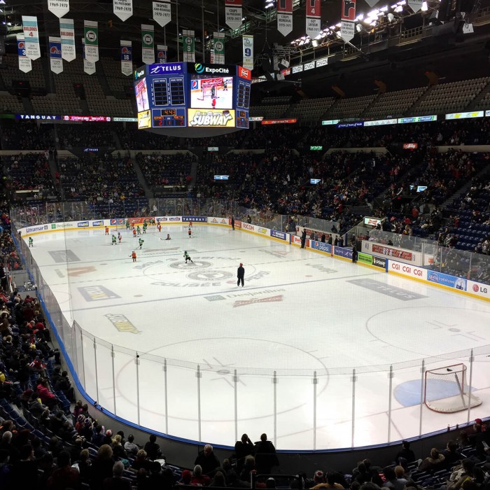 Avant le match de hockey, ce sont des enfants qui ont fait l'animation. Trop mignon !