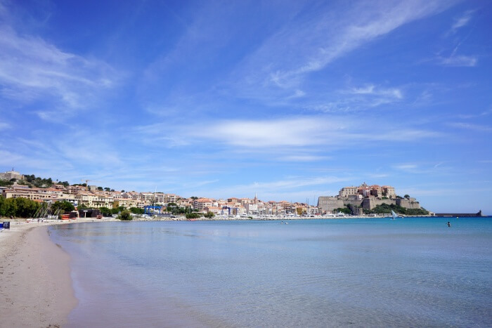 Au loin, Calvi et plus près, sa superbe plage !