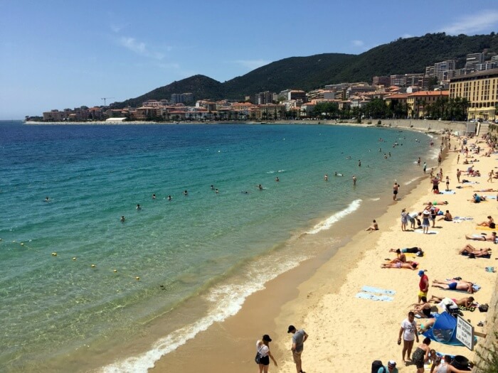 Ajaccio dispose de magnifiques plages accessibles depuis le centre-ville. Sympa !