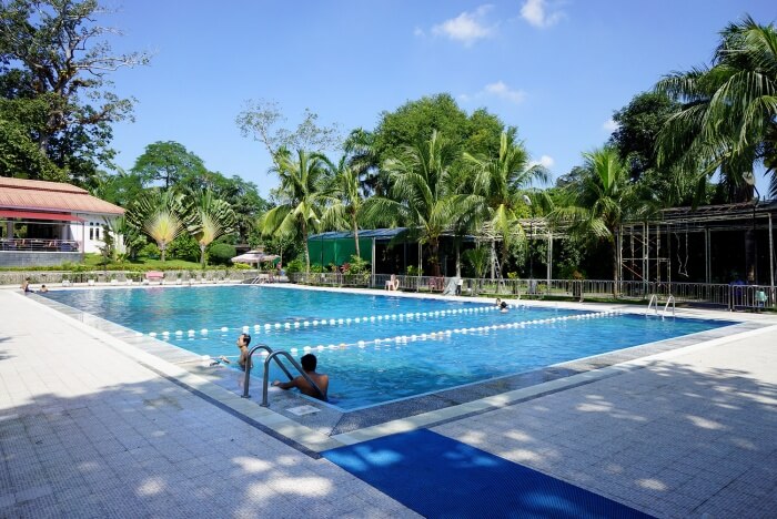 Une très belle et grande piscine en extérieur presque rien que pour nous !