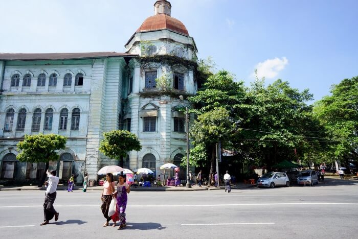 Un des plus beaux batiments de style colonial que nous avons vu, mais en très sale état...