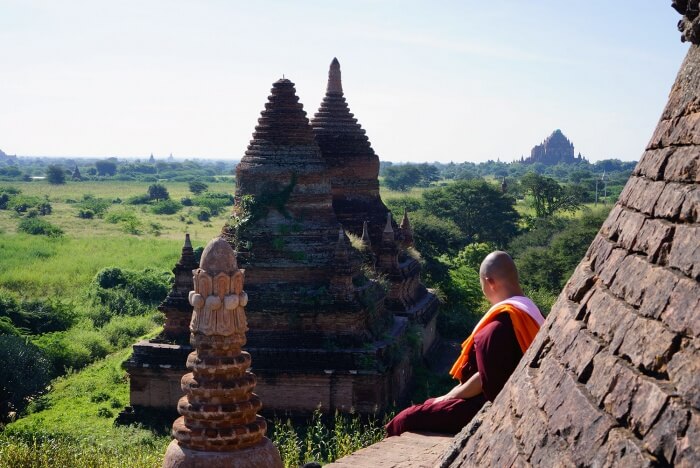Un moine médite en haut d'un temple à Bagan.