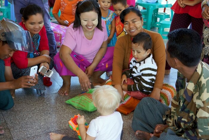 Éléanor est au centre des attentions au temple Mahamuni Paya.