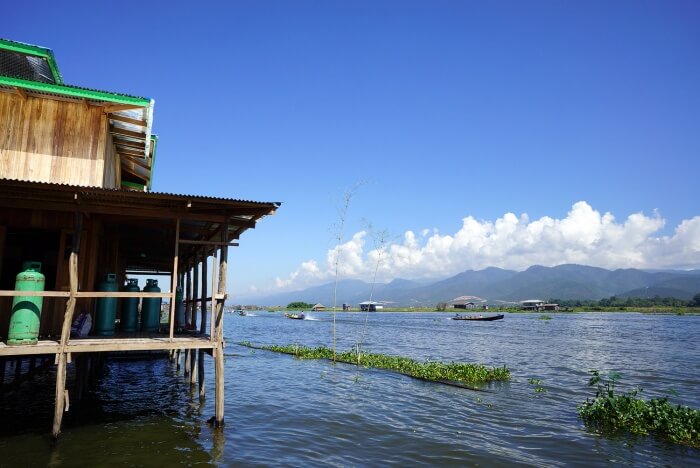 Une maison sur pilotis sur le lac Inle.