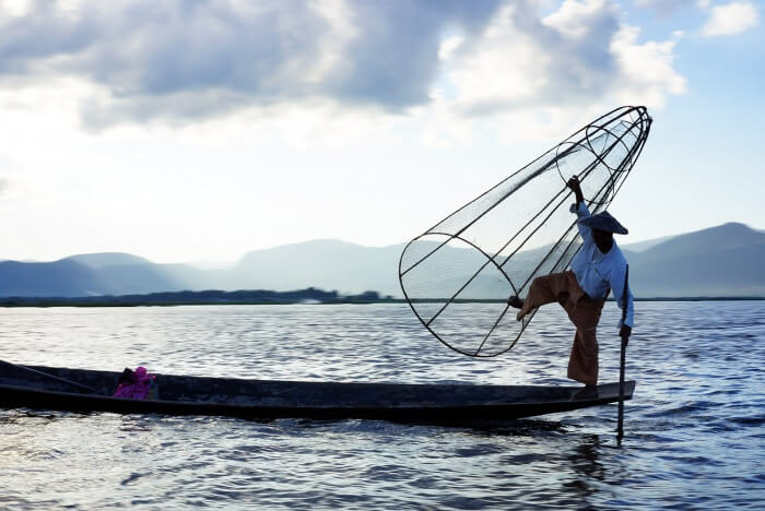 Un pêcheur sur le lac qui exerce de façon traditionnelle.