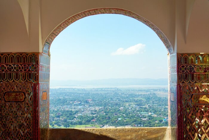 Vue sur Mandalay depuis le temple situé en haut de la Mandalay Hill.