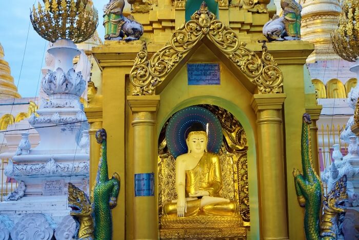 La pagode Shwedagon est un lieu magique, surtout à la nuit tombée.