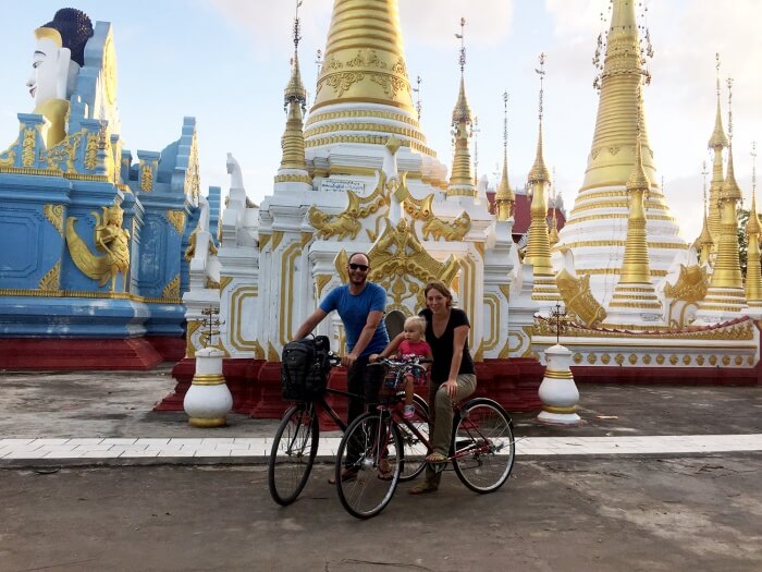 Nous posons pour la photo de famille sur nos vélos.