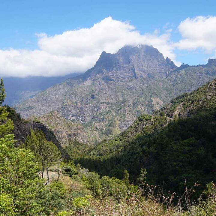 Nous sommes dans le cirque Cilaos (toujours à la Réunion). Un lieu aux paysages…