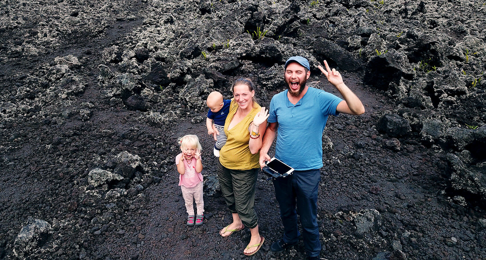 Les Enfants Sont En Vacances Et Prennent Une Photo Près Du Volcan